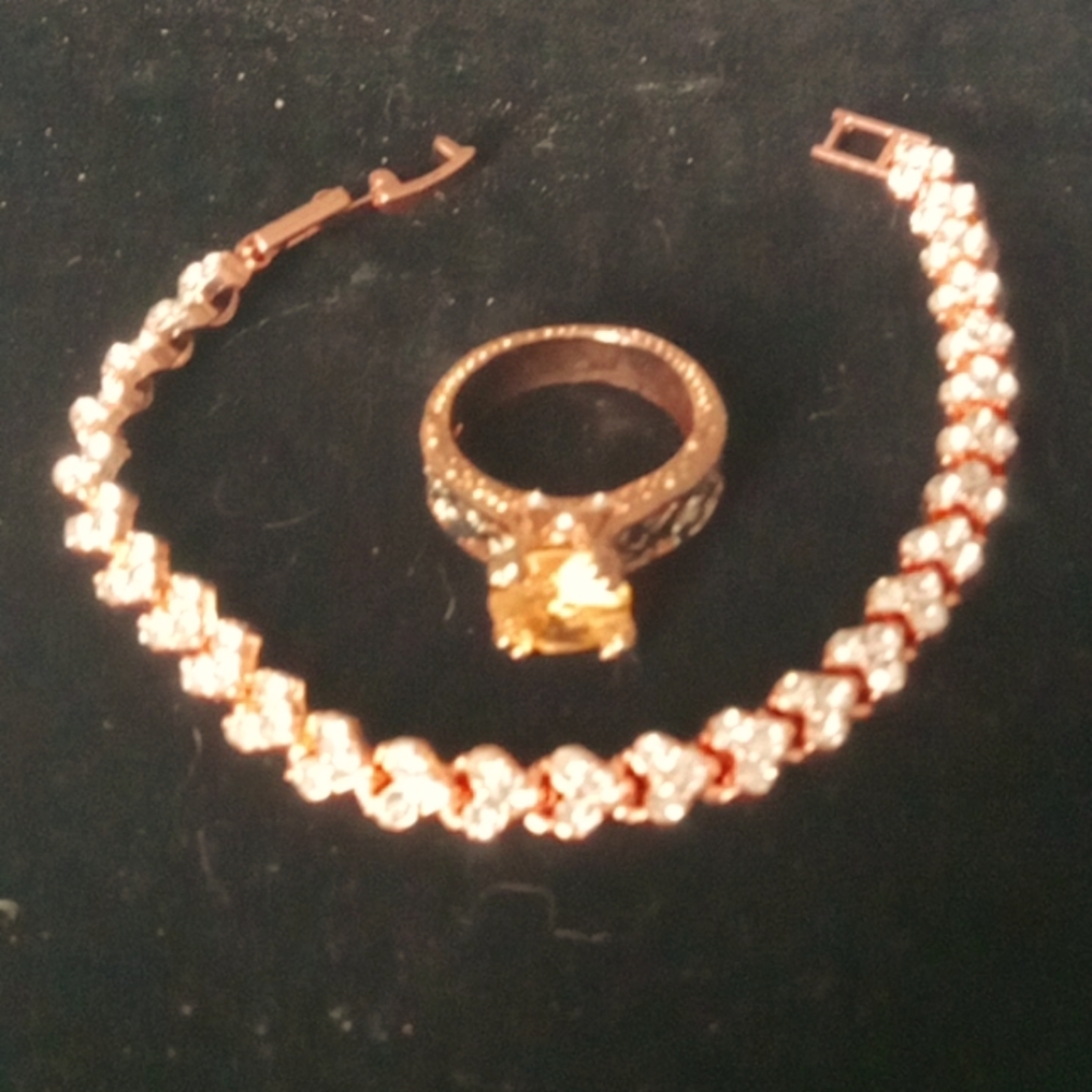 Gorgeous rose gold Solitaire w bracelet